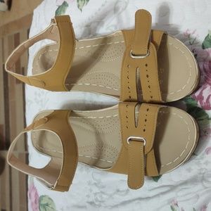 3 × $8 🤑❤️🤗 NWOT Mustard Yellow Velcro Sandals 9